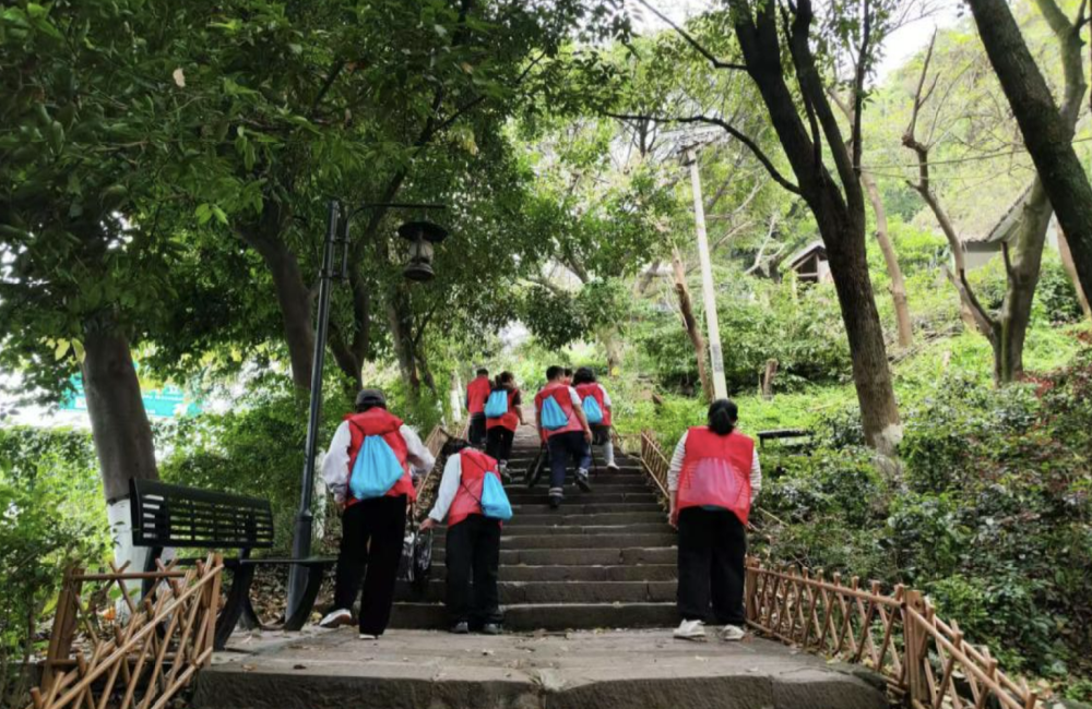 青山志愿行·雷锋薪火传|华夏维修青年以青春之力守护山城绿肺