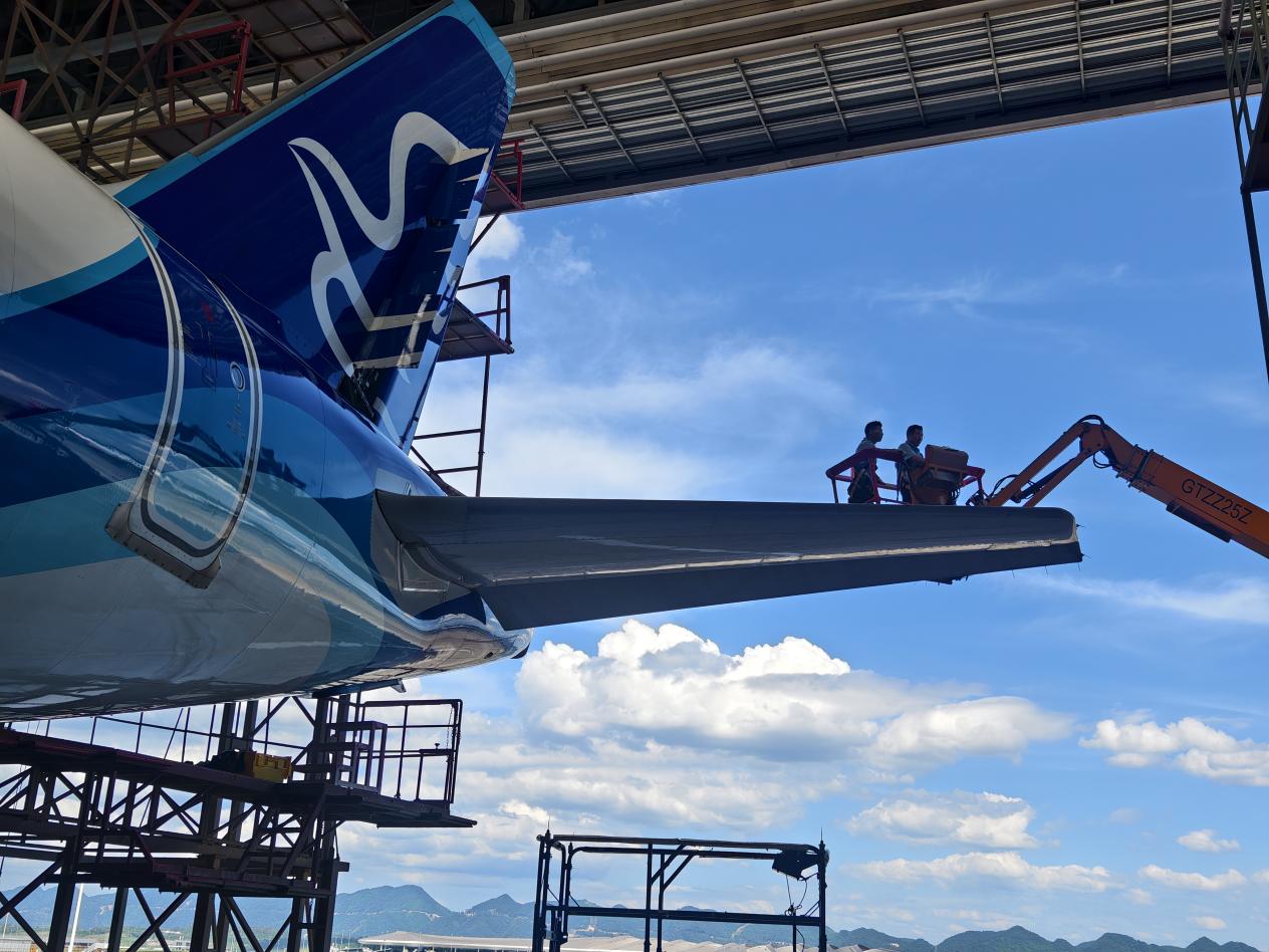 1755502174494817.jpg 飞机大修部战高温攻坚排故 保障飞机安全投运.jpg