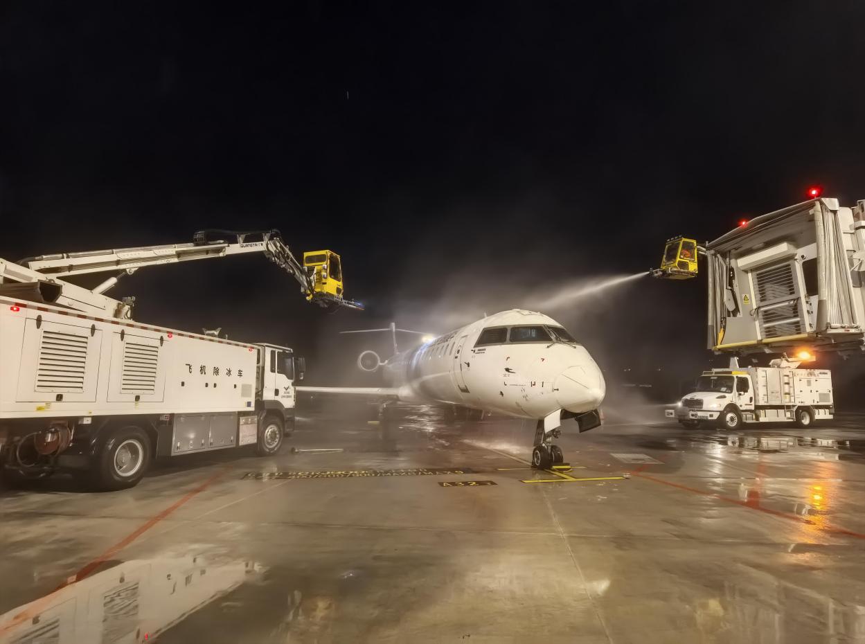 【战冰雪】西北维修基地迎战首轮寒潮 护航运行安全正点1.jpg