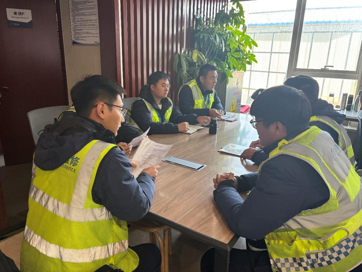 【战冰雪】西北维修基地迎战首轮寒潮 护航运行安全正点2.jpg