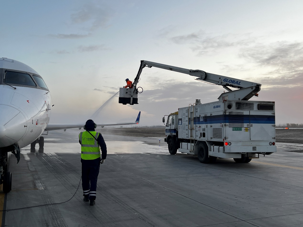 【战冰雪】西北维修基地迎战首轮寒潮 护航运行安全正点3.jpg